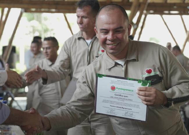 blu_radio_Excombatientes que dejaron las armas se graduaron.jpg