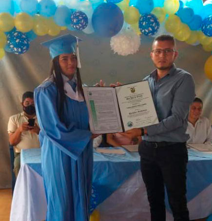 16-excombatientes-de-las-Farc-Ep-se-graduan_foto2.jpg