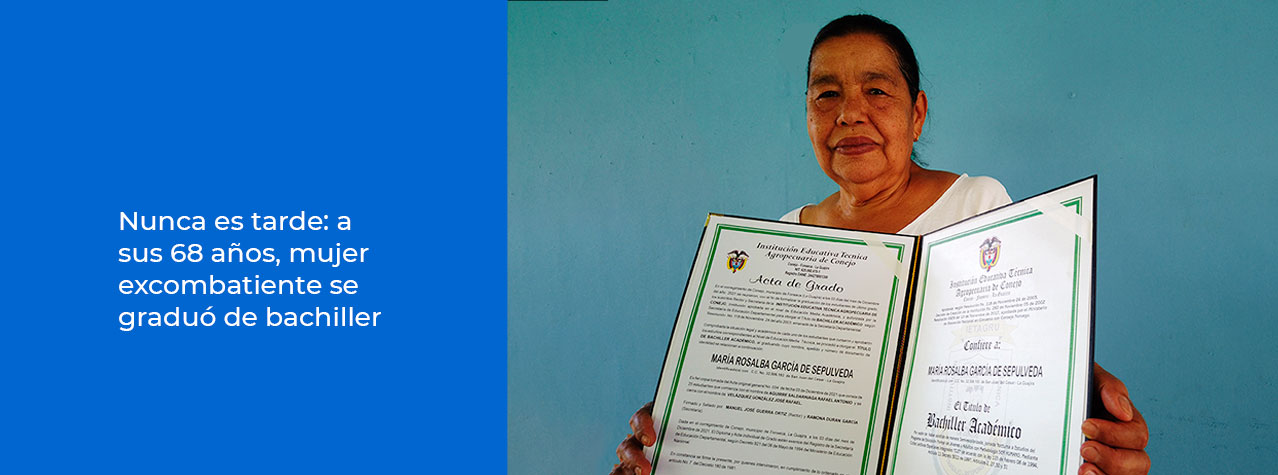 María Rosalba García con su diploma de bachiller